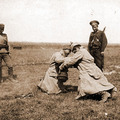 Развлечение. Пленные борятся