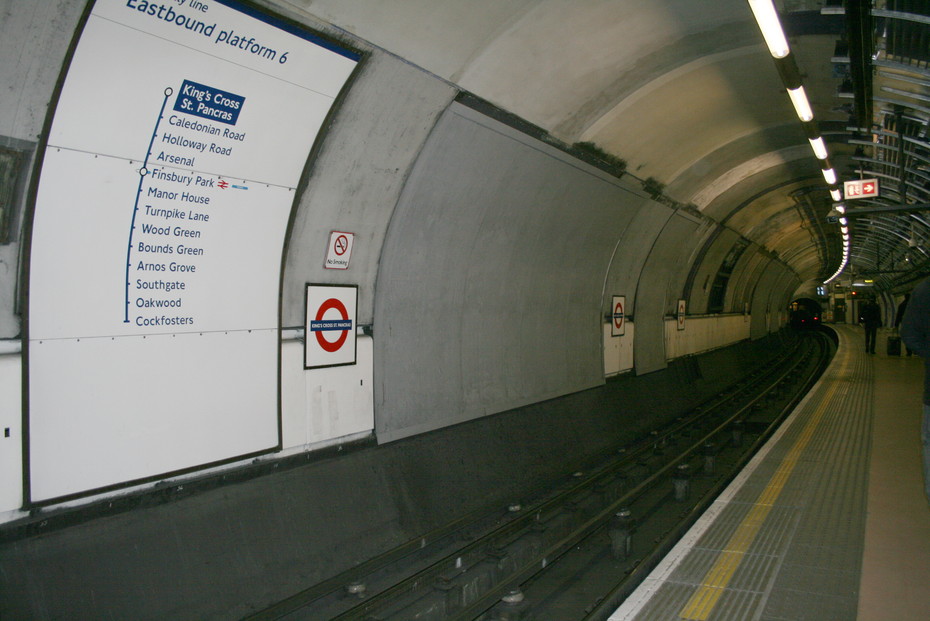 ������� ����� "Mind the gap (between the train and the platform)" �������� ��-�� ����� ��� �������� ��������