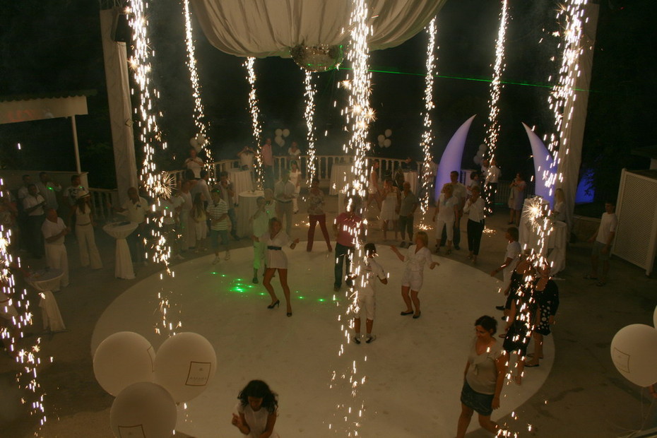 "White party" (����� ���������)