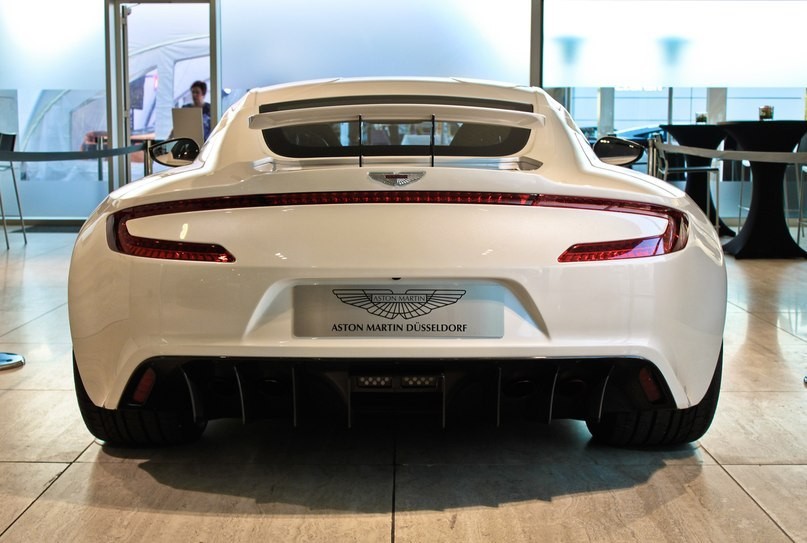 Aston Martin ONE-77.
