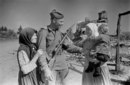 Встреча советского солдата с родными в своем селе.