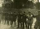 Восемь человек с револьверами. На заднем плане: трое с лопатами. Вне кадра: те, чья жизнь закончится через несколько секунд. СССР, 1937 год.