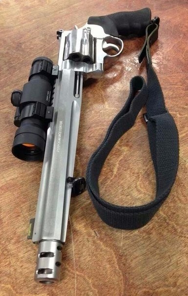 ��������� Smith & Wesson 500 � �������� Aimpoint 9000