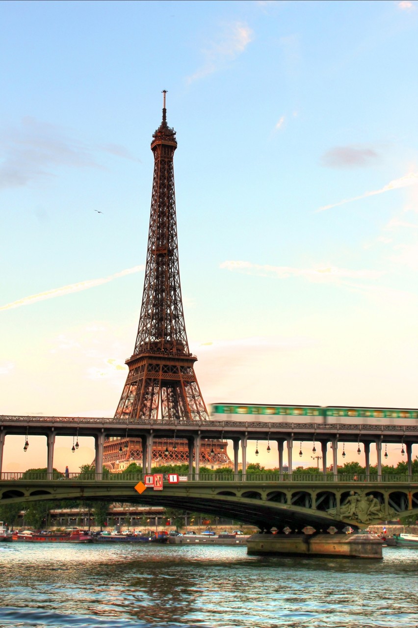 La Seine, Pont Bir-Hakeim (Metro Ligne 6), La Tour Eiffel. Copyright � Jamie Usman