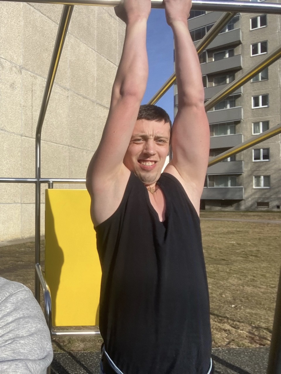 =�