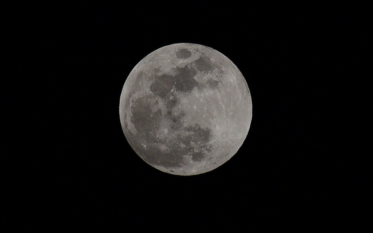luna_kratery_chernyj_fon_1394694_3840x2400.jpg